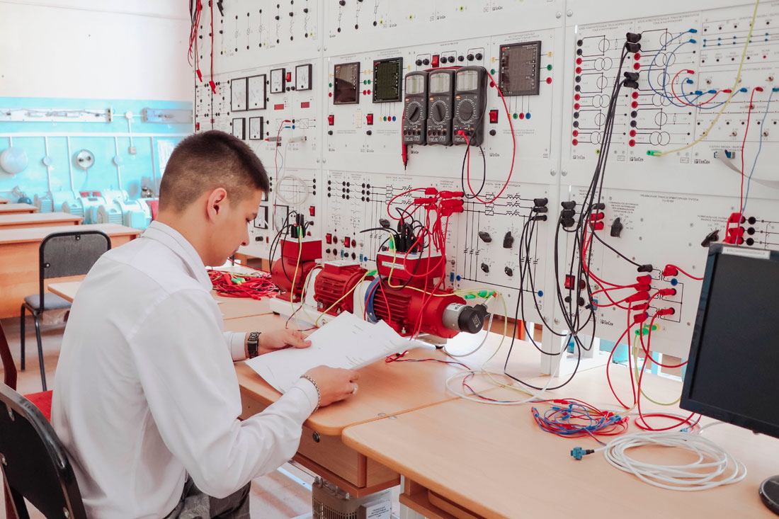 Лаборатория электроэнергетики в Омском государственном техническом университете оборудована модульными стендами ГалСен.