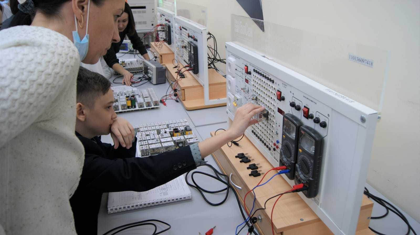 Лаборатория электротехники и электроники в Уфимском авиационном техникуме УГАТУ оснащена модульными стендами миниблочного исполнения марки ГалСен®